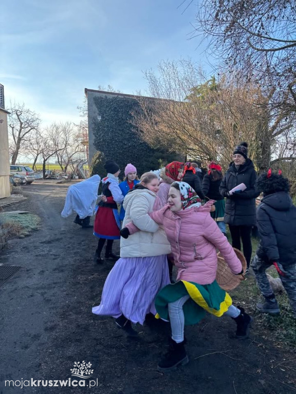 Karnawał w Sławsku Wielkim pożegnała mała koza z miejscowej szkoły [FOTO]