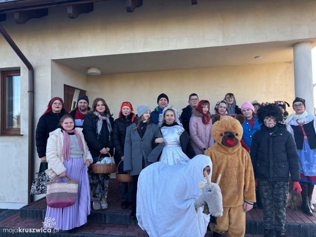 Karnawał w Sławsku Wielkim pożegnała mała koza z miejscowej szkoły [FOTO]