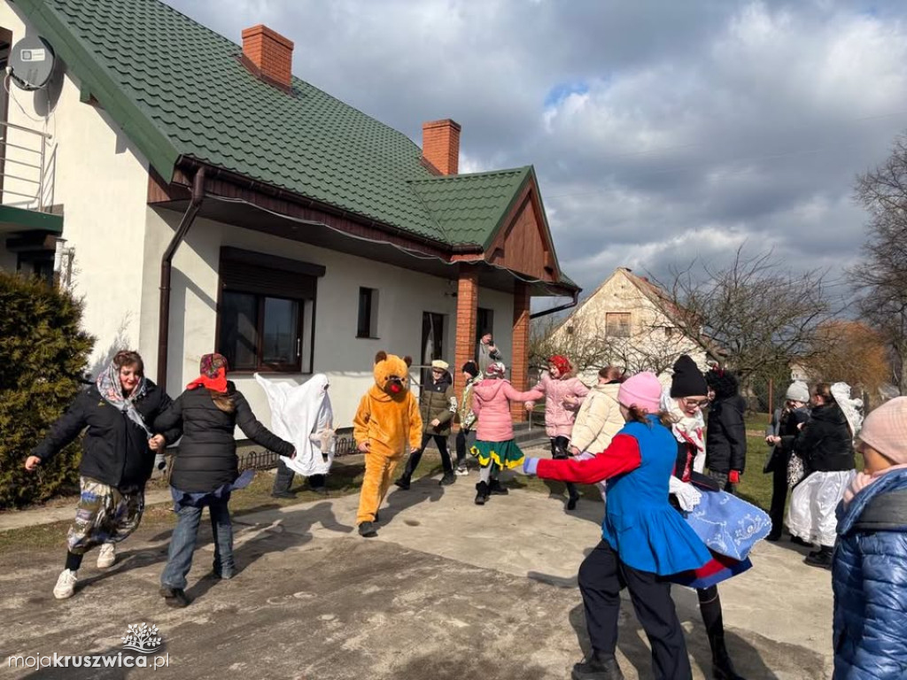 Karnawał w Sławsku Wielkim pożegnała mała koza z miejscowej szkoły [FOTO]