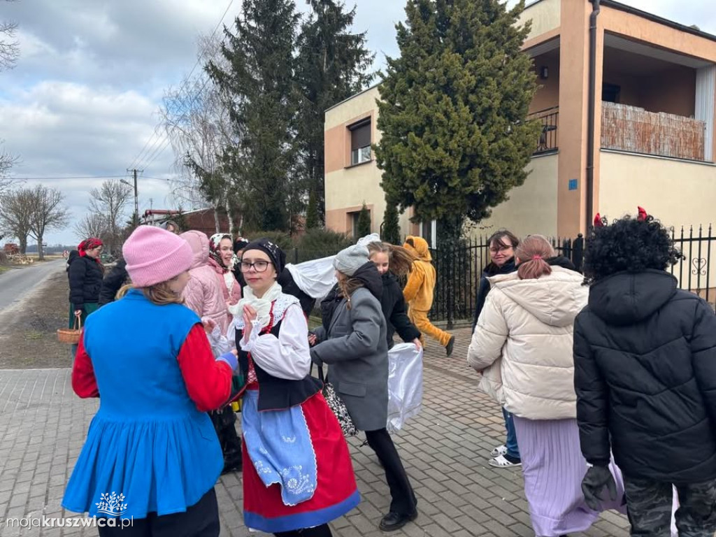 Karnawał w Sławsku Wielkim pożegnała mała koza z miejscowej szkoły [FOTO]