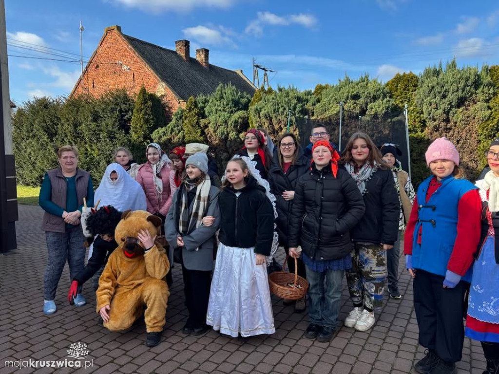 Karnawał w Sławsku Wielkim pożegnała mała koza z miejscowej szkoły [FOTO]