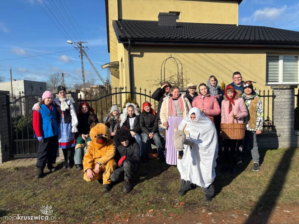 Karnawał w Sławsku Wielkim pożegnała mała koza z miejscowej szkoły [FOTO]