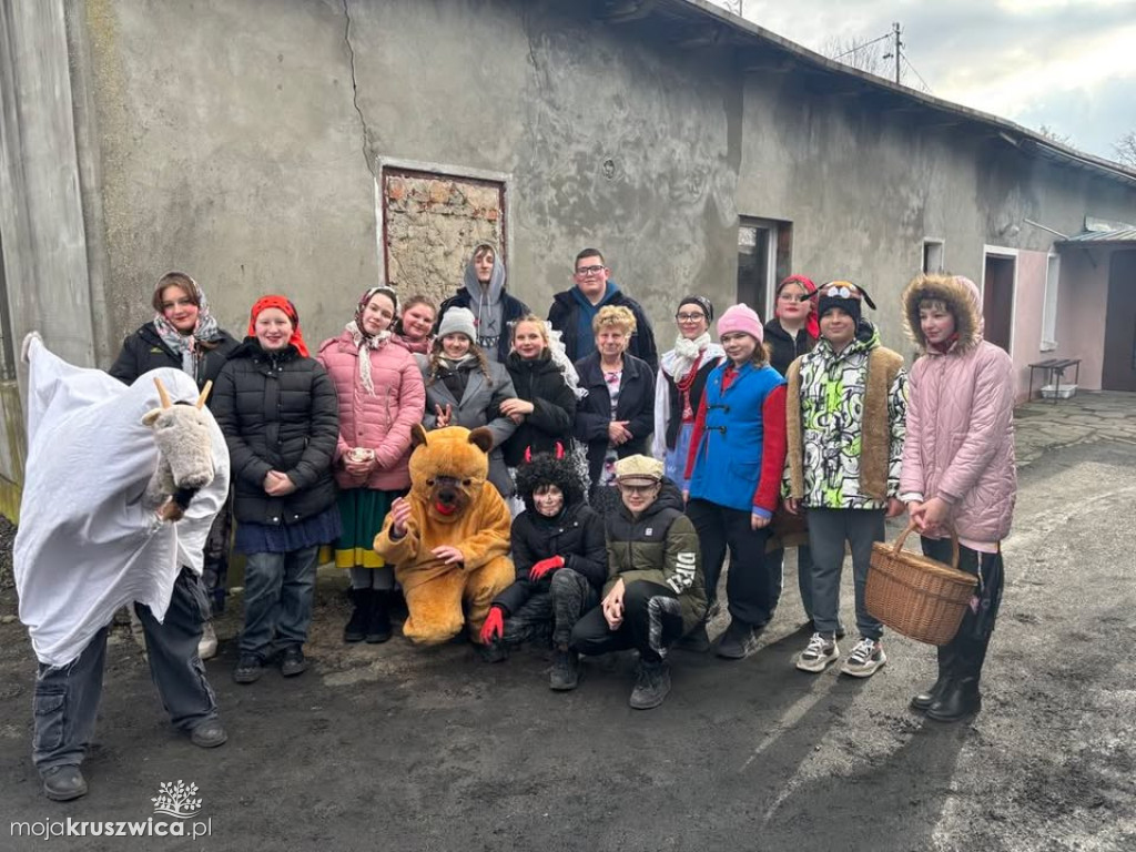 Karnawał w Sławsku Wielkim pożegnała mała koza z miejscowej szkoły [FOTO]