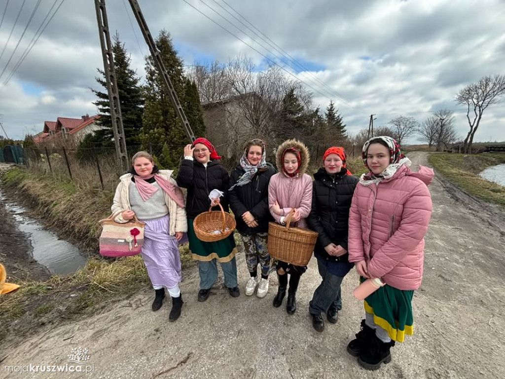 Karnawał w Sławsku Wielkim pożegnała mała koza z miejscowej szkoły [FOTO]