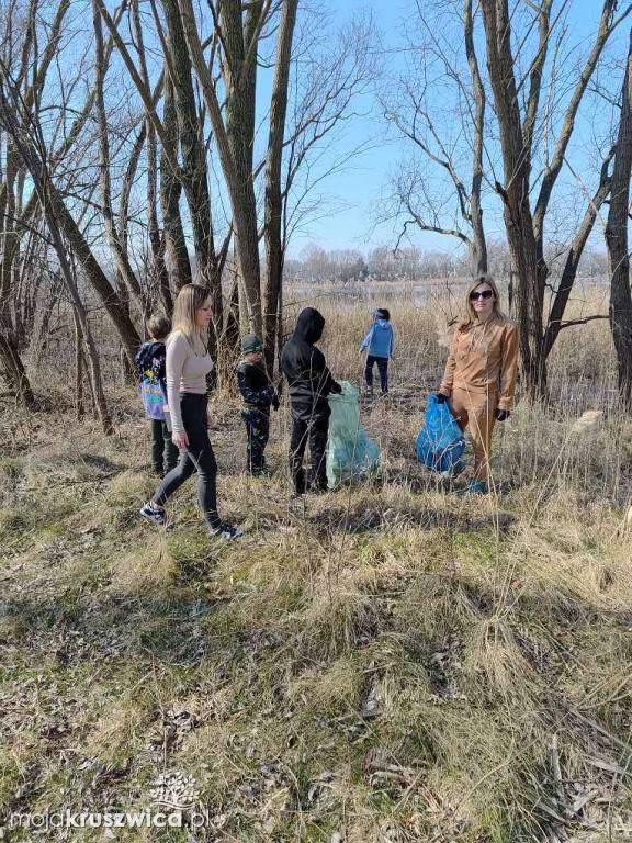 Uczniowie z Rusinowa sprzątali brzegi Gopła