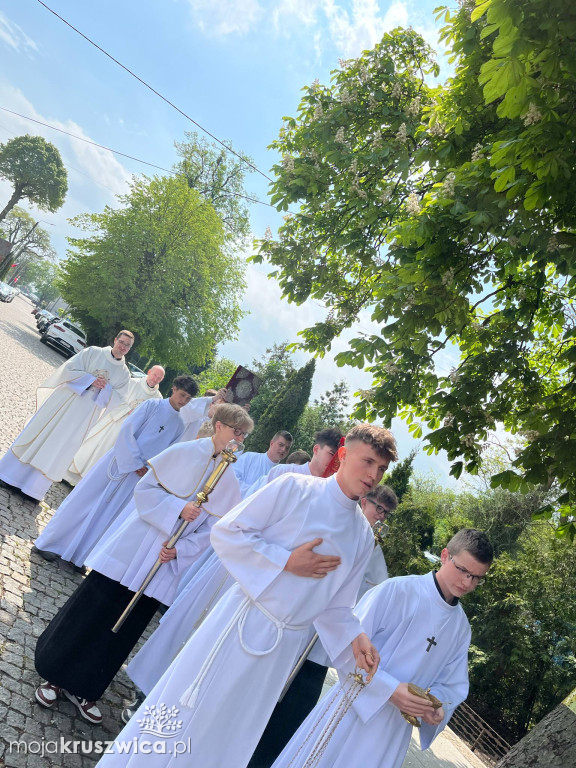 Uroczystości 3 Maja w Kruszwicy. Delegacje i mieszkańcy spotkały się w kolegiacie
