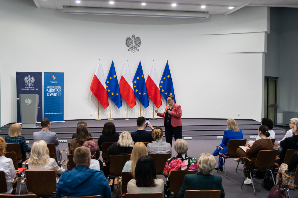 Rozmowy o oświacie z udziałem wiceminister oraz nauczycieli i dyrektorów szkół