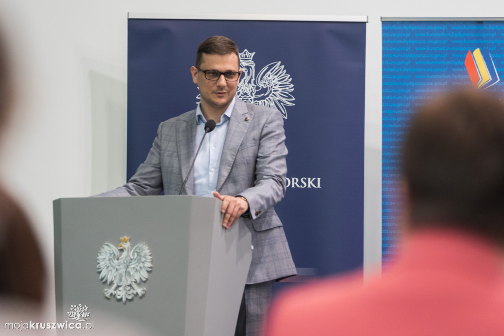 Rozmowy o oświacie z udziałem wiceminister oraz nauczycieli i dyrektorów szkół