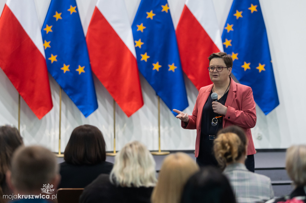 Rozmowy o oświacie z udziałem wiceminister oraz nauczycieli i dyrektorów szkół