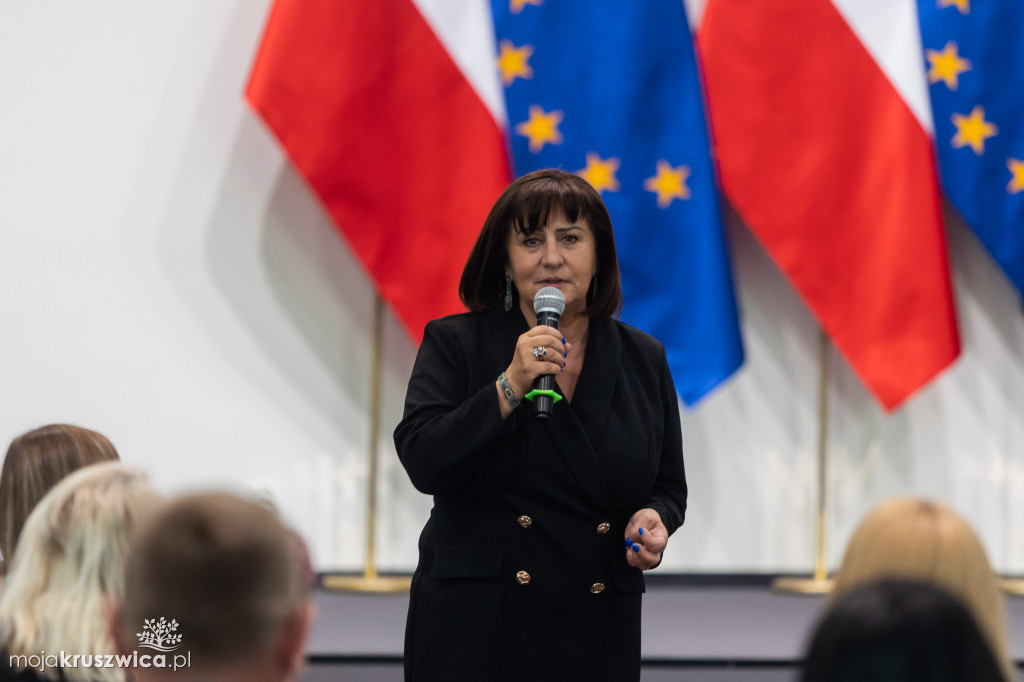 Rozmowy o oświacie z udziałem wiceminister oraz nauczycieli i dyrektorów szkół