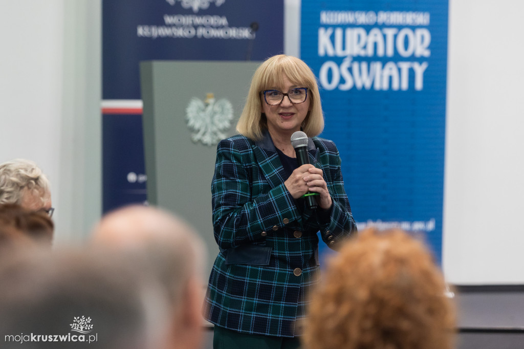 Rozmowy o oświacie z udziałem wiceminister oraz nauczycieli i dyrektorów szkół
