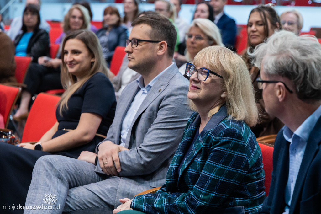 Rozmowy o oświacie z udziałem wiceminister oraz nauczycieli i dyrektorów szkół