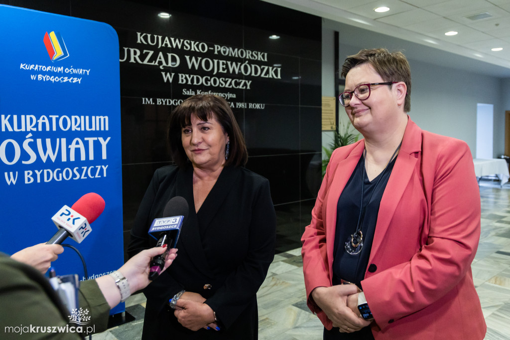 Rozmowy o oświacie z udziałem wiceminister oraz nauczycieli i dyrektorów szkół