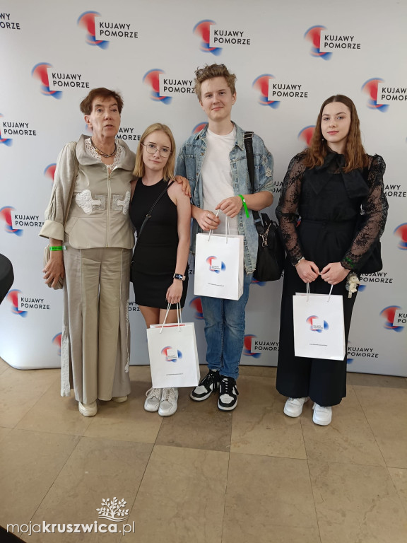 Uczniowie Akademii Szkolnictwa AS nagrodzenia marszałkowskimi stypendiami