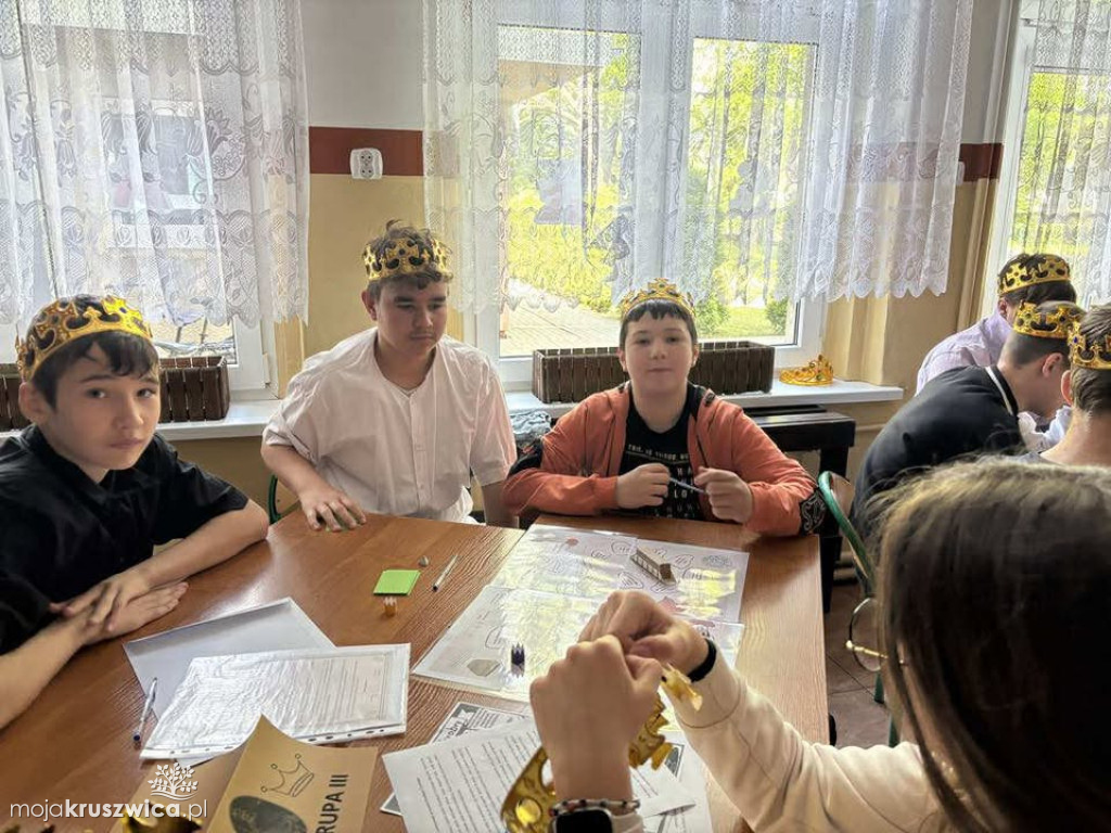 Piątoklasiści ożywili historię – średniowiecze w Sławsku Wielkim [ZDJĘCIA]