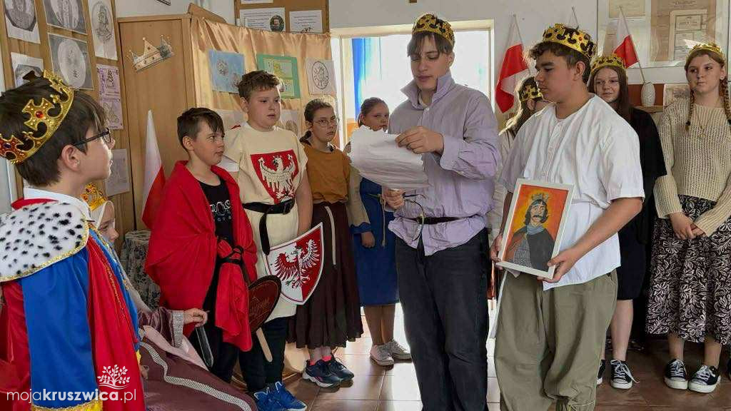 Piątoklasiści ożywili historię – średniowiecze w Sławsku Wielkim [ZDJĘCIA]