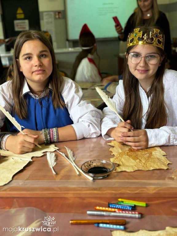 Piątoklasiści ożywili historię – średniowiecze w Sławsku Wielkim [ZDJĘCIA]