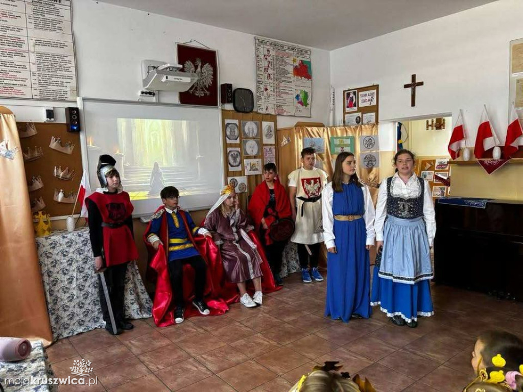 Piątoklasiści ożywili historię – średniowiecze w Sławsku Wielkim [ZDJĘCIA]