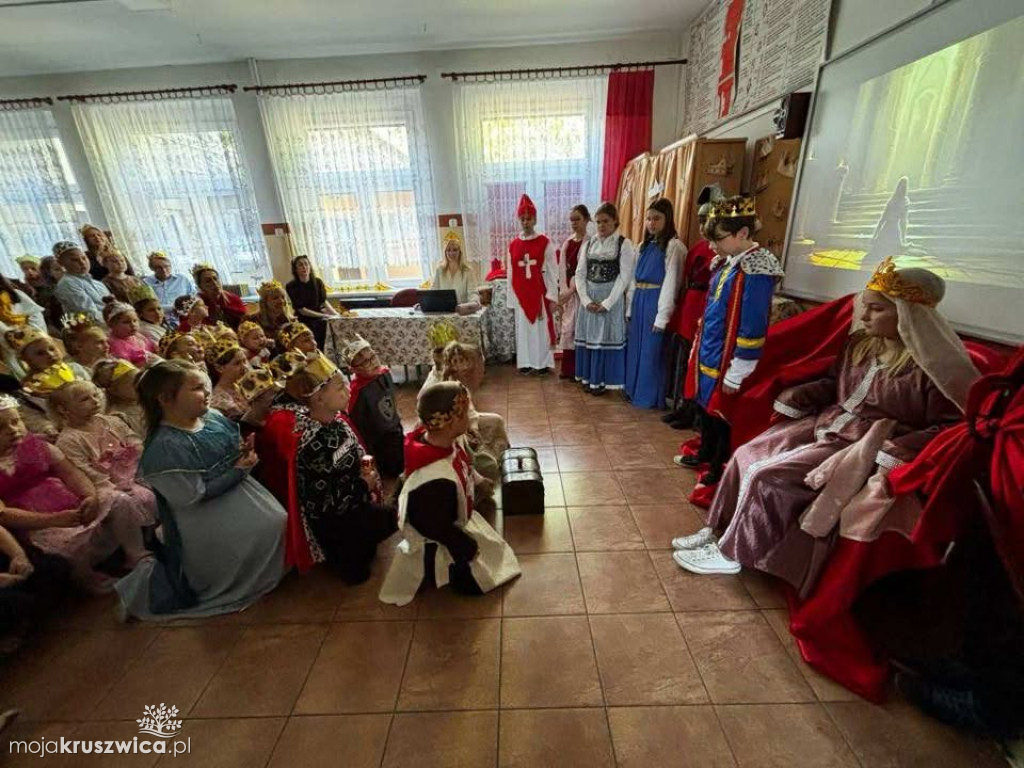 Piątoklasiści ożywili historię – średniowiecze w Sławsku Wielkim [ZDJĘCIA]