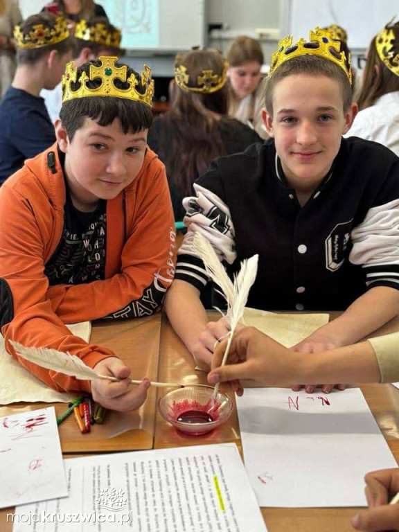 Piątoklasiści ożywili historię – średniowiecze w Sławsku Wielkim [ZDJĘCIA]