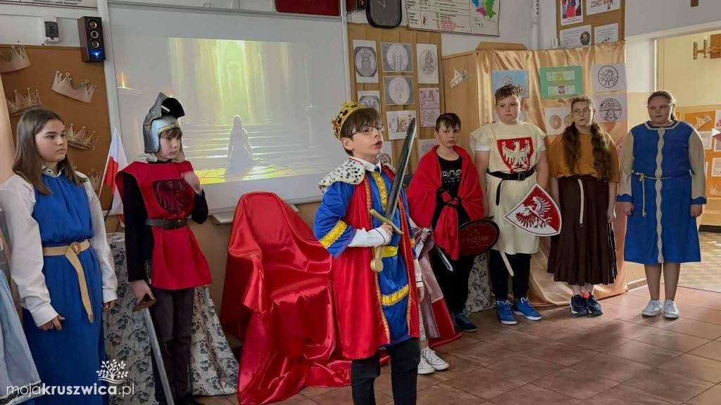Piątoklasiści ożywili historię – średniowiecze w Sławsku Wielkim [ZDJĘCIA]