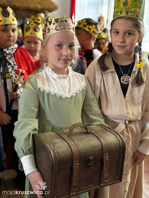 Piątoklasiści ożywili historię – średniowiecze w Sławsku Wielkim [ZDJĘCIA]