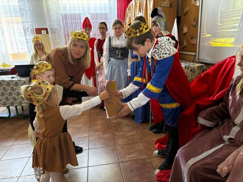 Piątoklasiści ożywili historię – średniowiecze w Sławsku Wielkim [ZDJĘCIA]