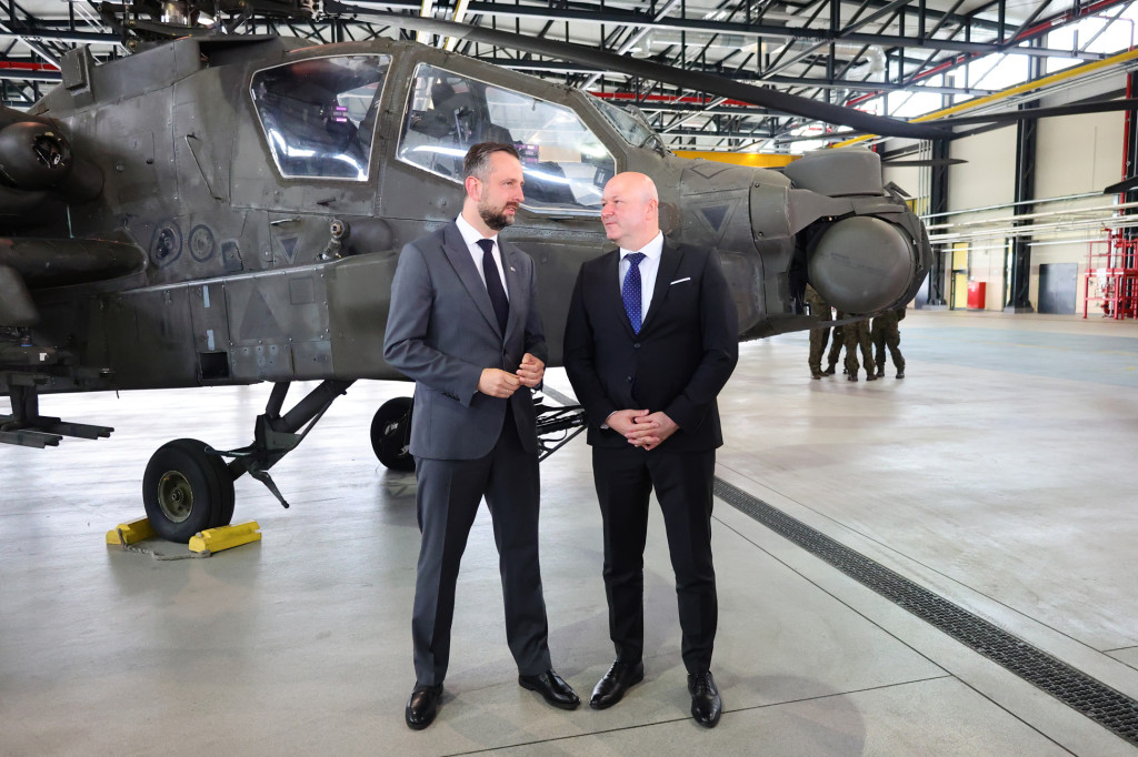 Apache wylądowały w Latkowie. Nowy etap w modernizacji polskiego lotnictwa wojskowego
