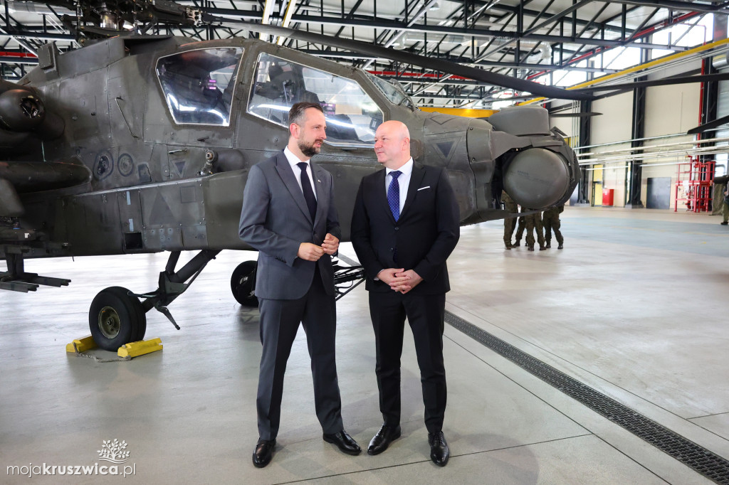 Apache wylądowały w Latkowie. Nowy etap w modernizacji polskiego lotnictwa wojskowego