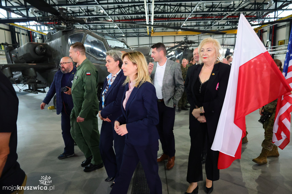 Apache wylądowały w Latkowie. Nowy etap w modernizacji polskiego lotnictwa wojskowego