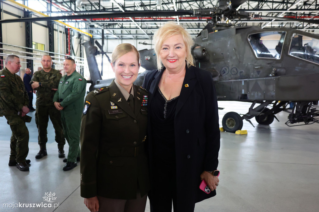 Apache wylądowały w Latkowie. Nowy etap w modernizacji polskiego lotnictwa wojskowego