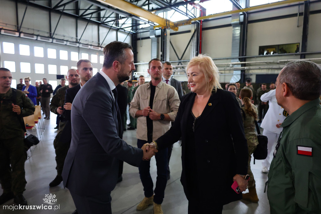 Apache wylądowały w Latkowie. Nowy etap w modernizacji polskiego lotnictwa wojskowego