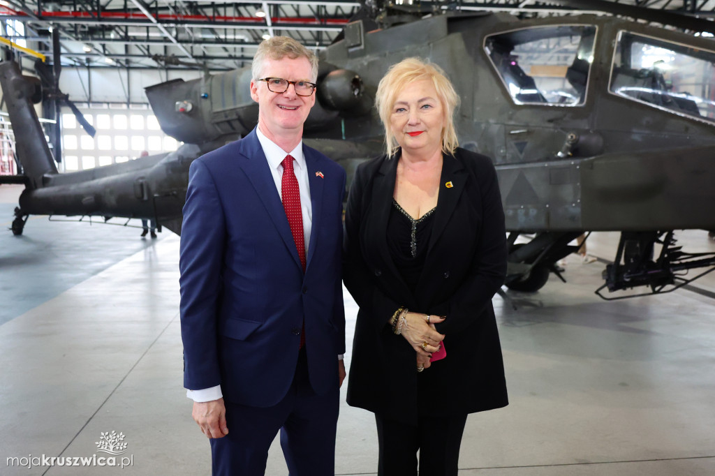 Apache wylądowały w Latkowie. Nowy etap w modernizacji polskiego lotnictwa wojskowego