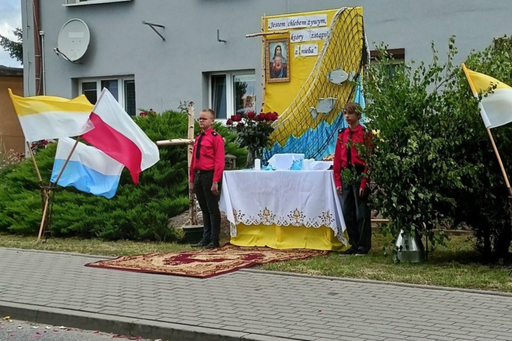 Piaski: Tradycyjna procesja eucharystyczna za nami
