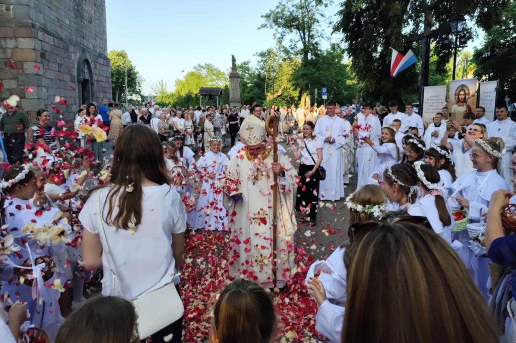 Zakończenie Oktawy Bożego Ciała w Kruszwicy z udziałem biskupa Radosława Orchowicza