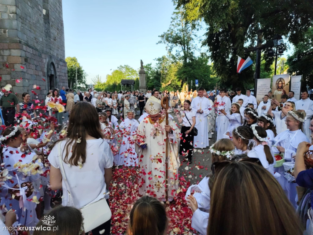 Zakończenie Oktawy Bożego Ciała w Kruszwicy z udziałem biskupa Radosława Orchowicza