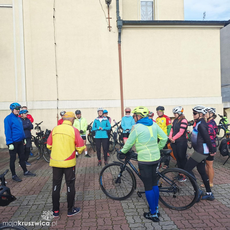 Rowerzyści rozpoczęli pielgrzymkę na Jasną Górę. Za nimi Msza Święta