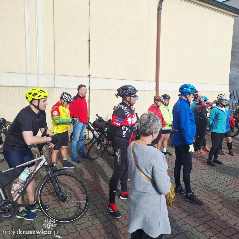 Rowerzyści rozpoczęli pielgrzymkę na Jasną Górę. Za nimi Msza Święta
