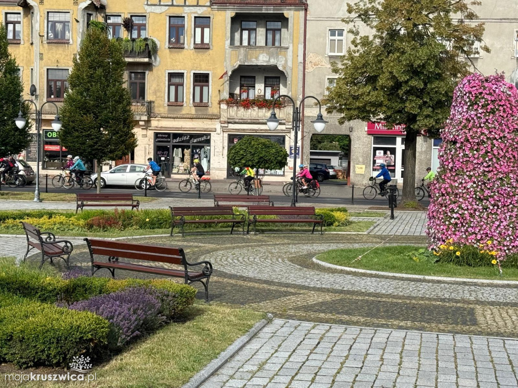 Rowerzyści rozpoczęli pielgrzymkę na Jasną Górę. Za nimi Msza Święta