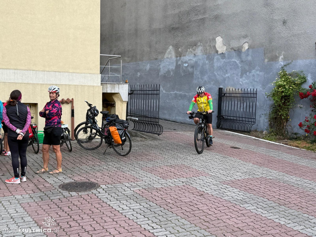 Rowerzyści rozpoczęli pielgrzymkę na Jasną Górę. Za nimi Msza Święta