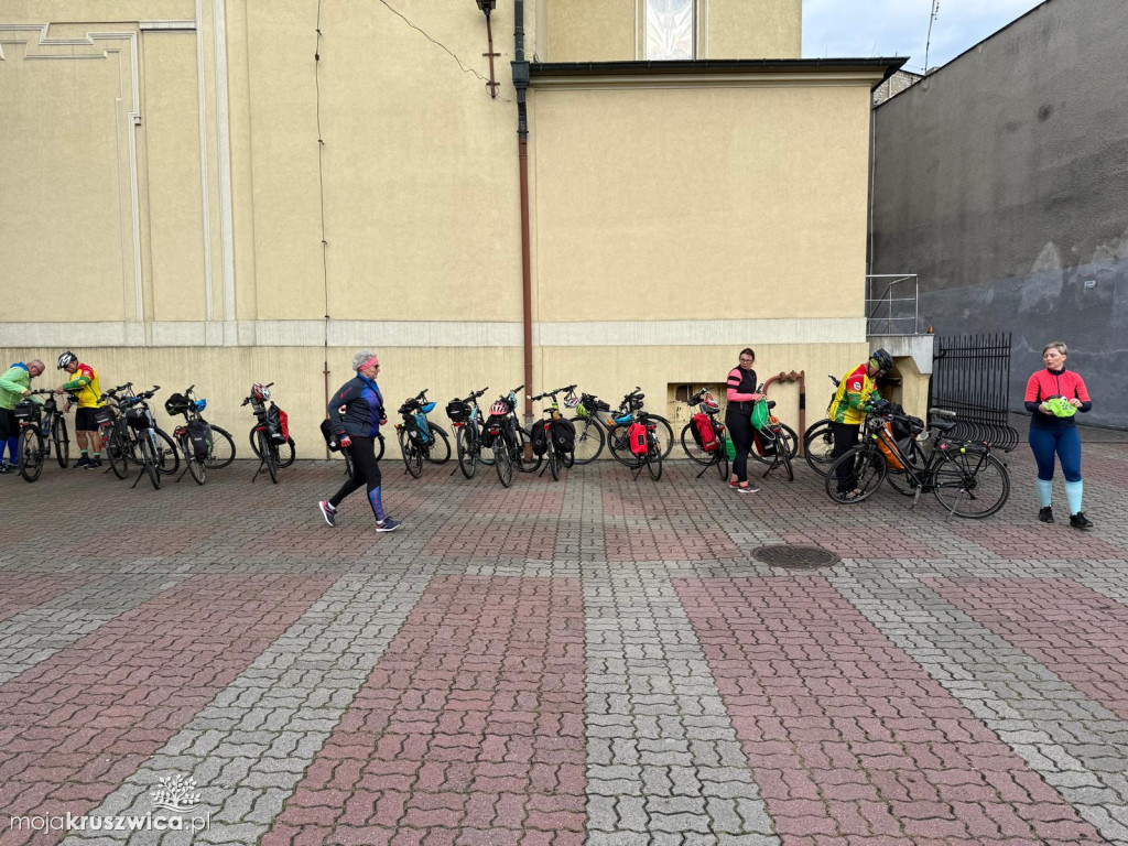 Rowerzyści rozpoczęli pielgrzymkę na Jasną Górę. Za nimi Msza Święta