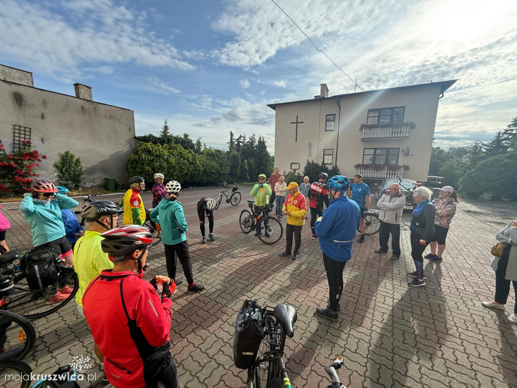 Rowerzyści rozpoczęli pielgrzymkę na Jasną Górę. Za nimi Msza Święta