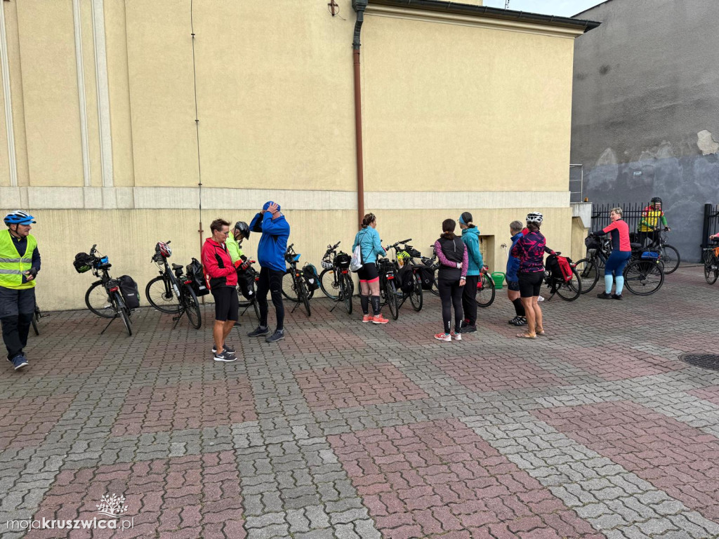 Rowerzyści rozpoczęli pielgrzymkę na Jasną Górę. Za nimi Msza Święta
