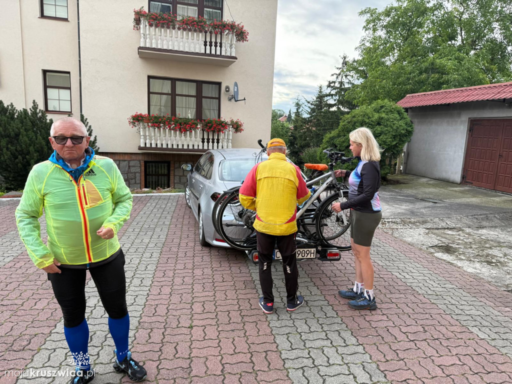Rowerzyści rozpoczęli pielgrzymkę na Jasną Górę. Za nimi Msza Święta