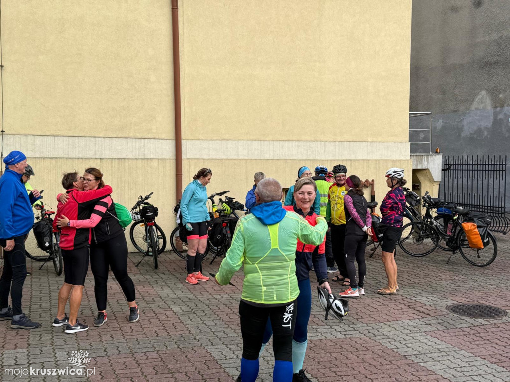 Rowerzyści rozpoczęli pielgrzymkę na Jasną Górę. Za nimi Msza Święta