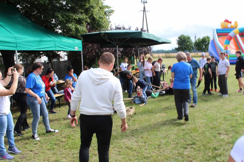 Piknik rodzinny w Ostrowie i Popowie: wspólna zabawa mimo niepewnej pogody