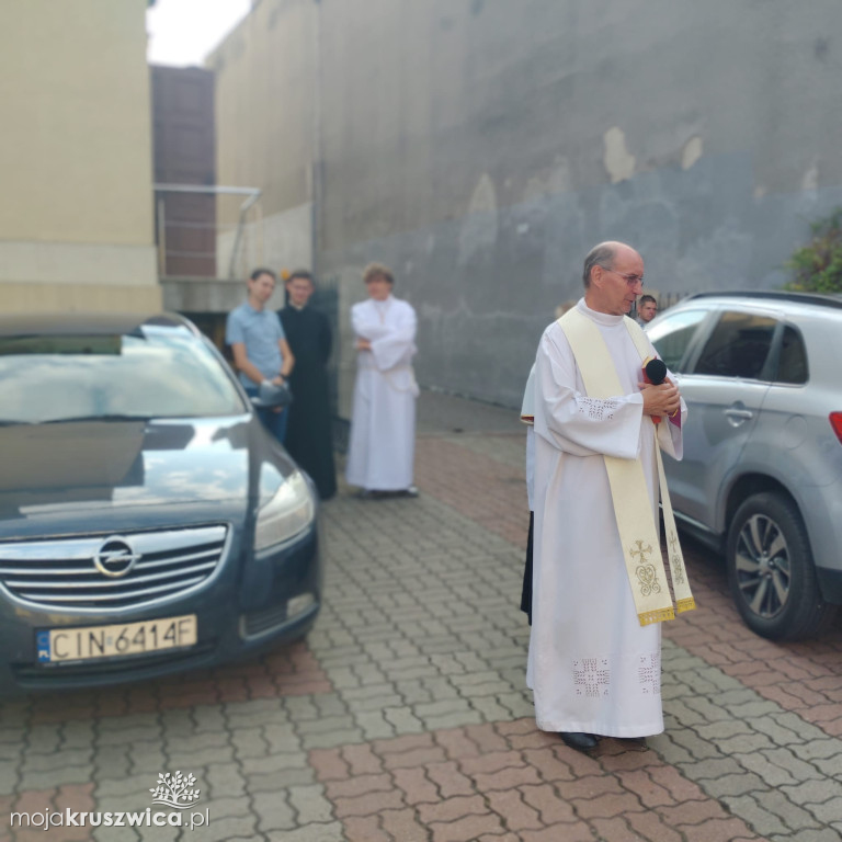 W parafii św. Teresy od Dzieciątka Jezus w Kruszwicy poświęcono pojazdy [FOTO]