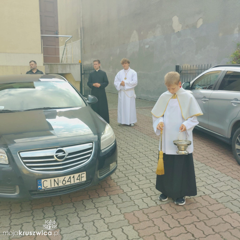 W parafii św. Teresy od Dzieciątka Jezus w Kruszwicy poświęcono pojazdy [FOTO]