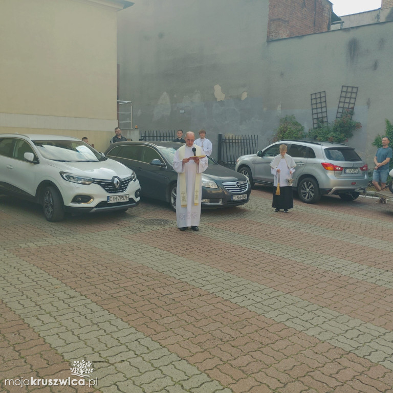 W parafii św. Teresy od Dzieciątka Jezus w Kruszwicy poświęcono pojazdy [FOTO]