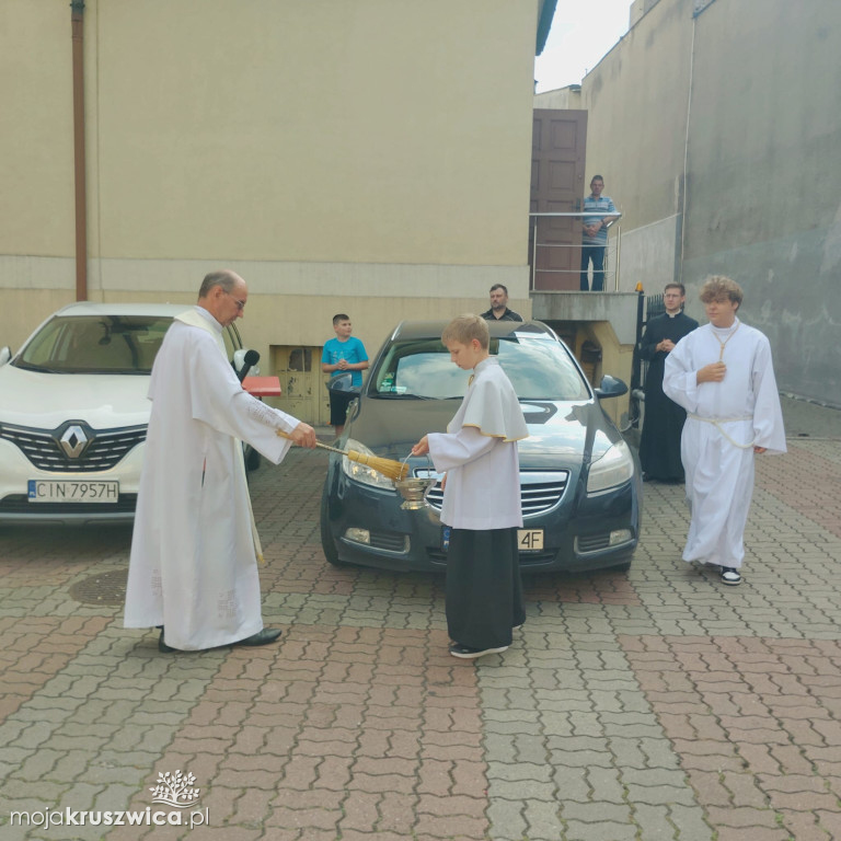 W parafii św. Teresy od Dzieciątka Jezus w Kruszwicy poświęcono pojazdy [FOTO]